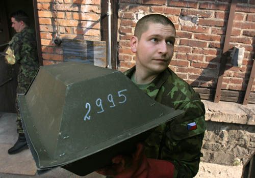 Ostatky putují z dílny na náklaďáky