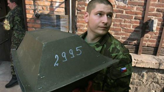 DĚDICTVÍ VÁLKY: Vojáci odváží ostatky Němců