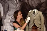 Kurátorka královské sbírky Anna Reynoldsová upravuje kilt a sako z roku 1958 patřící princi Charlesovi (na dobové fotografii v pozadí se svojí babičkou, královnou Alžbětou).