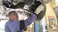 Zkušený automechanik ale konstatoval, že podvozek je ve slušném stavu nevyžadujícím velké investice.