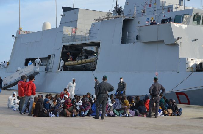 Snímky z vylodění tří stovek uprchlíků převážně z Nigérie a Somálska v sicilském přístavu Augusta. Italské námořnictvo je zachránilo ze tří člunů v centrálním Středozemí.