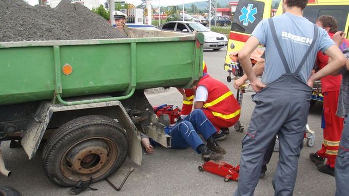 Muže při vyměňování pneumatiky zavalil náklaďak