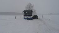 Řidič autobusu Mercedes Benz jel od Počátek na Žirovnici. Na přímém úseku se míjel s vozidlem Renault Scenic, jehož řidička zastavila při pravém okraji vozovky. Na zasněžené silnici se zadní část autobusu sesunula do středu vozovky a došlo k nárazu do levé přední části renaultu. Hmotná škoda 15.000 korun.