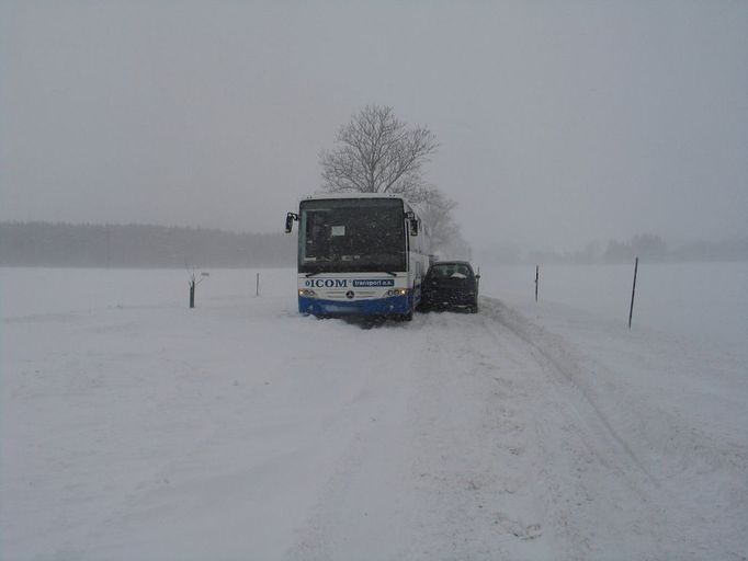 Řidič autobusu Mercedes Benz jel od Počátek na Žirovnici. Na přímém úseku se míjel s vozidlem Renault Scenic, jehož řidička zastavila při pravém okraji vozovky. Na zasněžené silnici se zadní část autobusu sesunula do středu vozovky a došlo k nárazu do levé přední části renaultu. Hmotná škoda 15.000 korun.