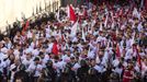 Pochod fanoušků Slavie z Náměstí Republiky na finále Mol Cupu na stadion pražské Sparty na Letné.