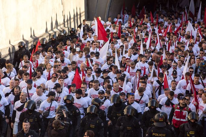 Pochod fanoušků Slavie z Náměstí Republiky na finále Mol Cupu na stadion pražské Sparty na Letné.