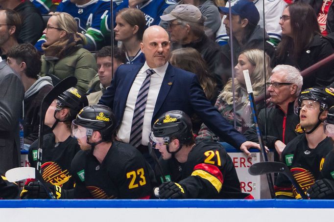 Trenér Rick Tocchet na lavičce Vancouveru.