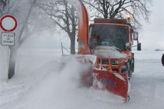 Boj se sněhem vyjde města v hradeckém kraji na miliony