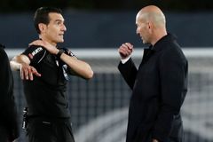 Vysvětlete mi pravidlo o hraní rukou, žádá naštvaný Zidane po divokém zásahu VAR