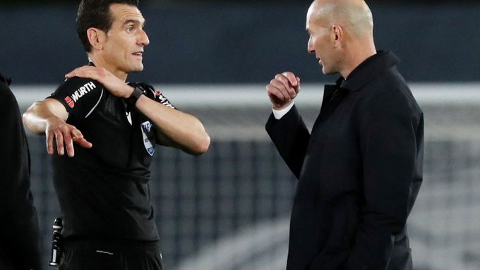 Zinedine Zidane si s rozhodčím José Luisem Munuerou Monterem vysvětluje pravidlo o ruce