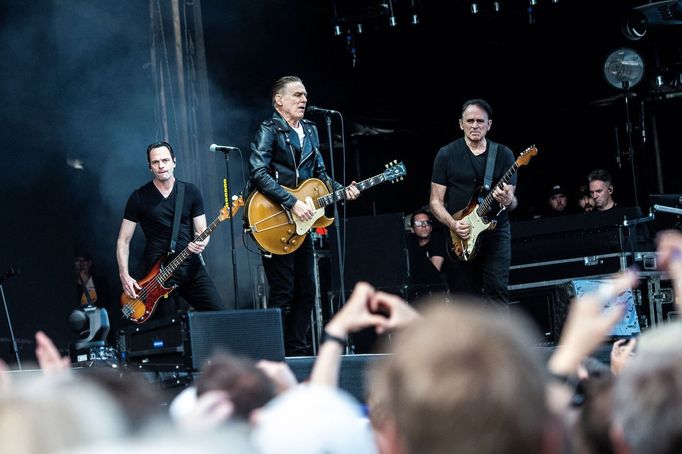 Bryan Adams při červnovém koncertu v dánském Odense.