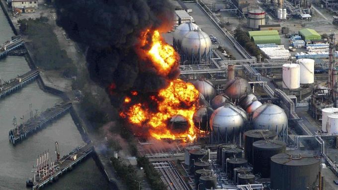 Rafinerie i další továrny v Japonsku po zemětšesení čelí požárům