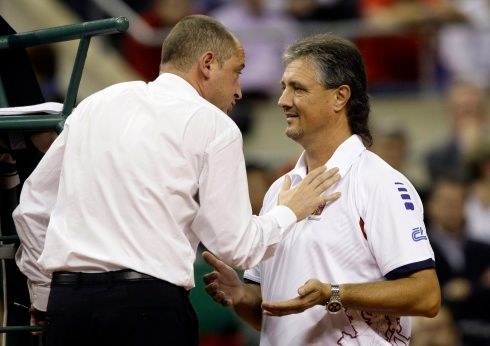 Kapitán Jaroslav Navrátil při diskuzi s rozhodčím