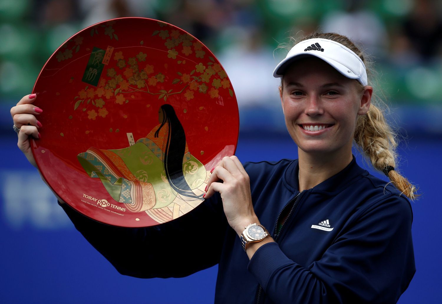 Caroline Wozniacká s trofejí pro vítězku turnaje v Tokiu