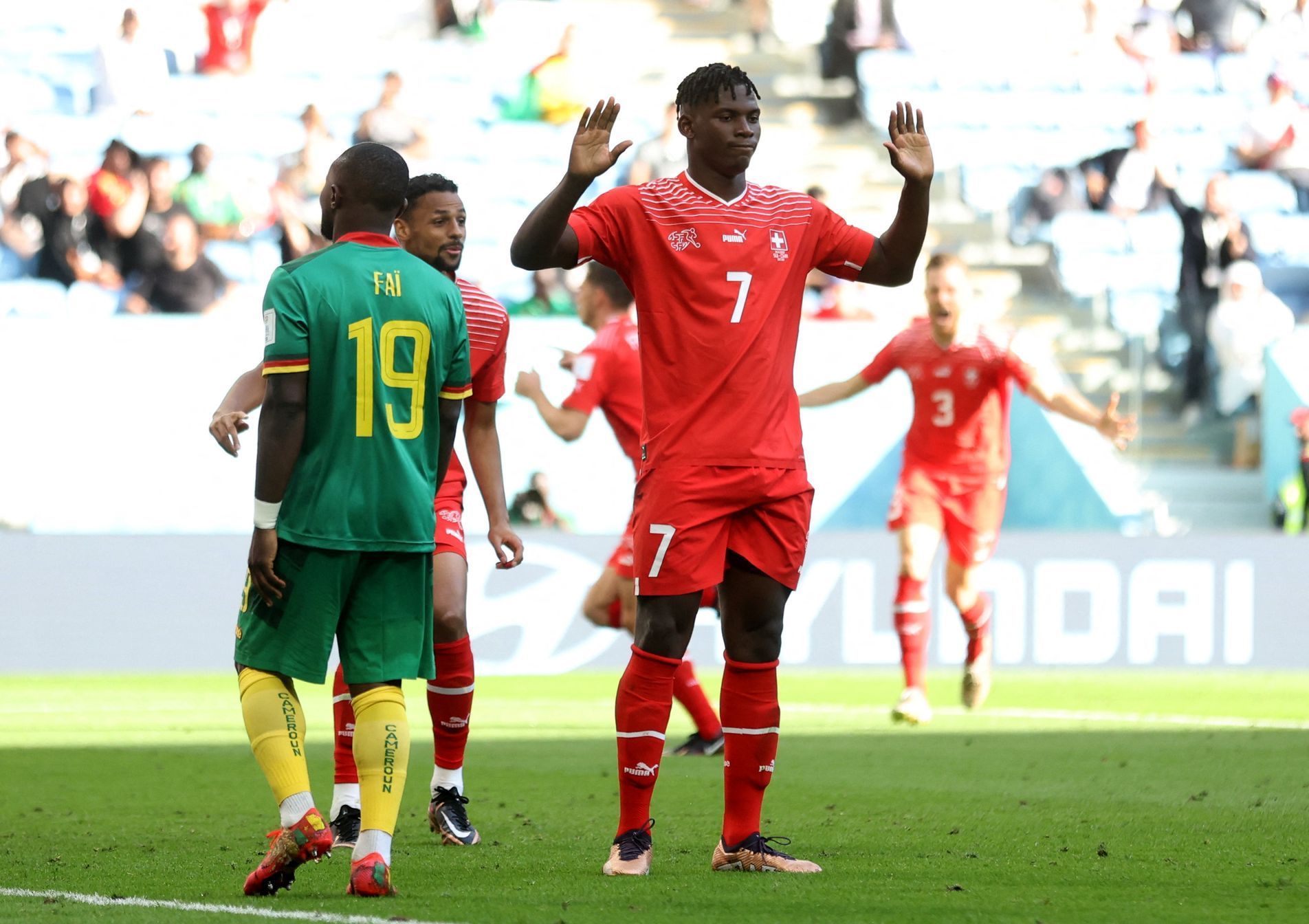 Breel Embolo se omlouvá po svém gólu v utkání MS 2022 Kamerun - Švýcarsko