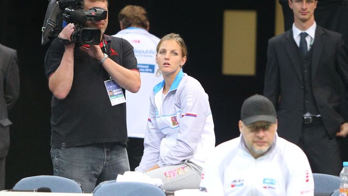 Karolína Plíšková na prvním tréninku českého týmu raději jen přihlížela. Za sebou tou dobou měla 24 hodin cestování