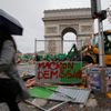 Paříž den po demonstraci proti zvyšování cen benzinu a reformám prezidenta Macrona