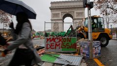 Paříž den po demonstraci proti zvyšování cen benzinu a reformám prezidenta Macrona
