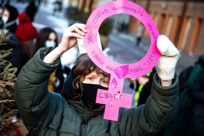 Protest ruských feministek za ženská práva v Petrohradě, srpen 2021.