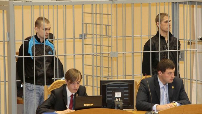 Dzmitryj Kanavalav a Uladzislav Kavaljov u soudu.