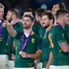 Jihoafričané Frans Steyn a Willie le Roux slaví titul mistrů světa po finále MS 2019 s Anglií