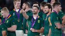 Jihoafričané Frans Steyn a Willie le Roux slaví titul mistrů světa po finále MS 2019 s Anglií