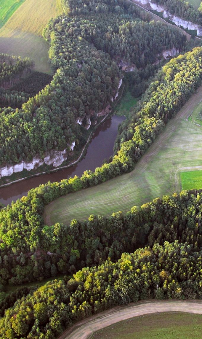 Dvěma příkopy opevněná ostrožna pravěkého hradiště v Poráni (okres Jičín).