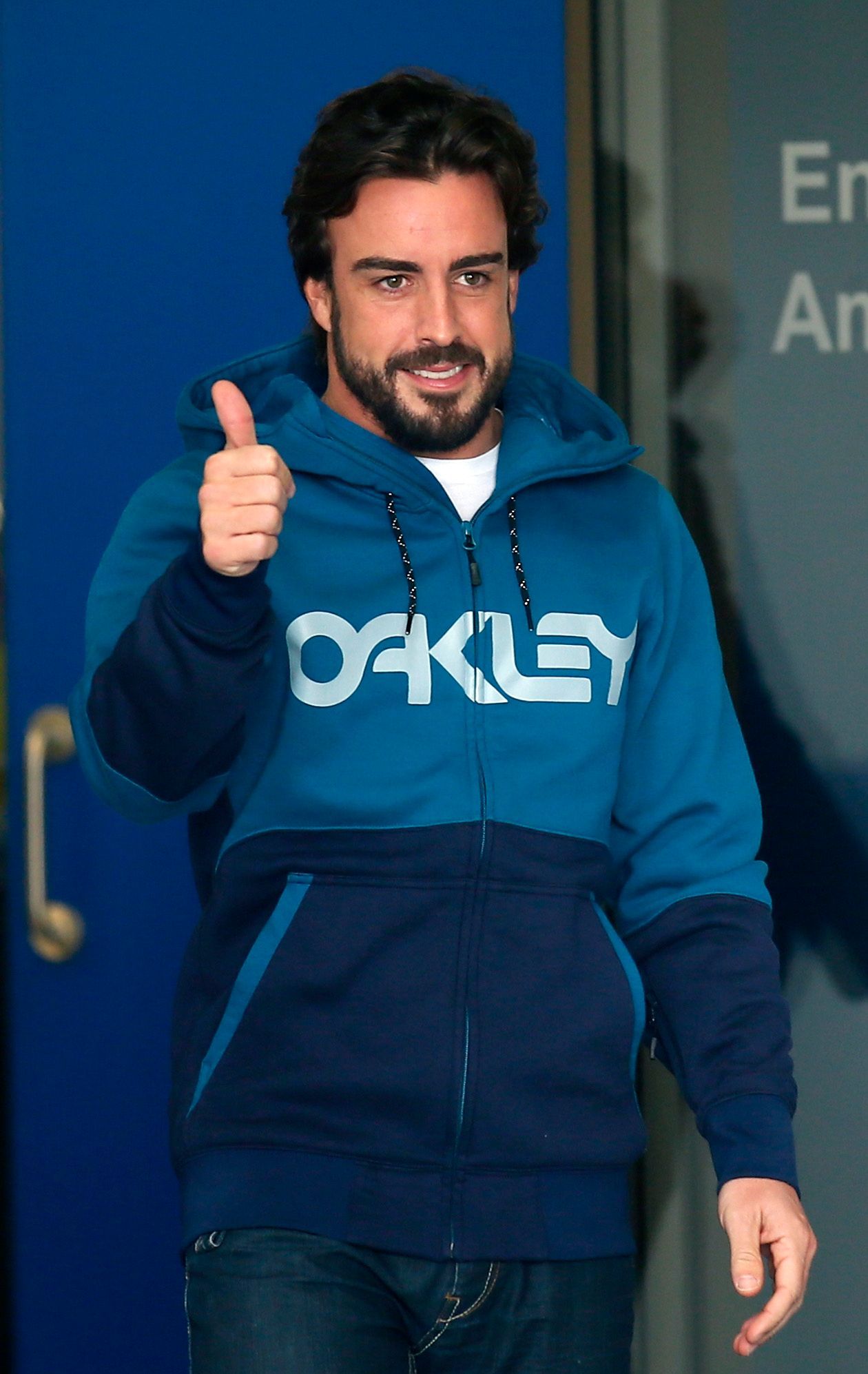 Fernando Alonso opouští kliniku v Barceloně, kde byl na pozorování po nedělní havárii při testech.