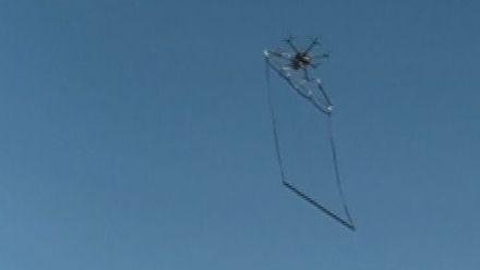 Japonská policie používá dron, který loví jiné bezpilotní stroje