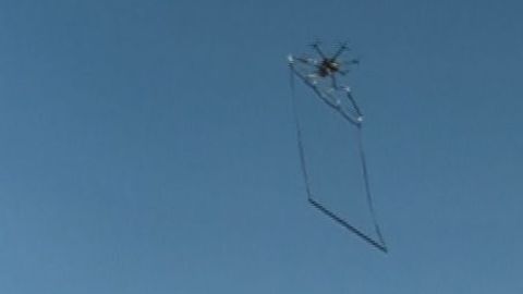 Japonská policie používá dron, který loví jiné bezpilotní stroje