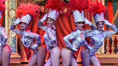 Vášnivý kankán, ohromující kostýmy i kritika za sexismus. Moulin Rouge slaví 130 let