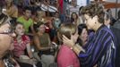 Brazil's President Dilma Rousseff (R) consoles relatives of victims of a fire which occurred at the Boate Kiss nightclub in the southern city of Santa Maria, 187 miles (301 km) west of the state capital of Porto Alegre, January 27, 2013. A fire in a nightclub killed at least 245 people in southern Brazil on Sunday when a band's pyrotechnics show set the building ablaze and fleeing patrons were unable to find the emergency exits in the ensuing panic, officials said. Bodies were still being removed from the Kiss nightclub in the southern city of Santa Maria, Major Gerson da Rosa Ferreira, who was leading rescue efforts at the scene for the military police, told Reuters. REUTERS/Roberto Stuckert Filho/Brazilian Presidency/Handout (BRAZIL - Tags: DISASTER POLITICS) ATTENTION EDITORS -THIS IMAGE WAS PROVIDED BY A THIRD PARTY. FOR EDITORIAL USE ONLY. NOT FOR SALE FOR MARKETING OR ADVERTISING CAMPAIGNS. THIS PICTURE IS DISTRIBUTED EXACTLY AS RECEIVED BY REUTERS, AS A SERVICE TO CLIENTS Published: Led. 27, 2013, 6:22 odp.