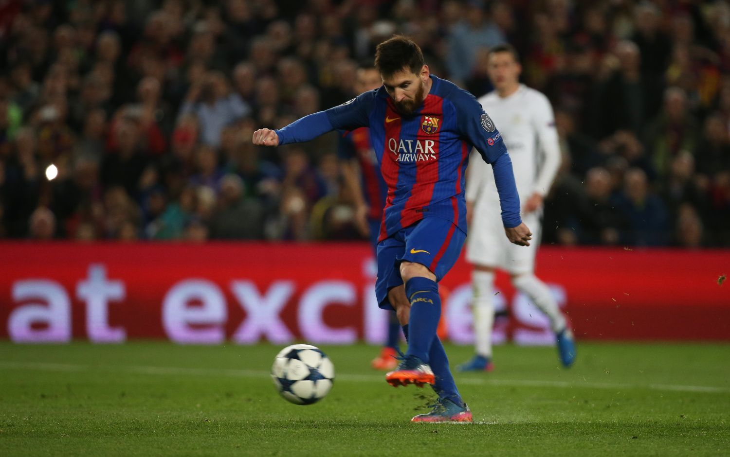 LM, Barcelona- Paris St Germain: Lionel Messi dává z penalty gól na 3:0