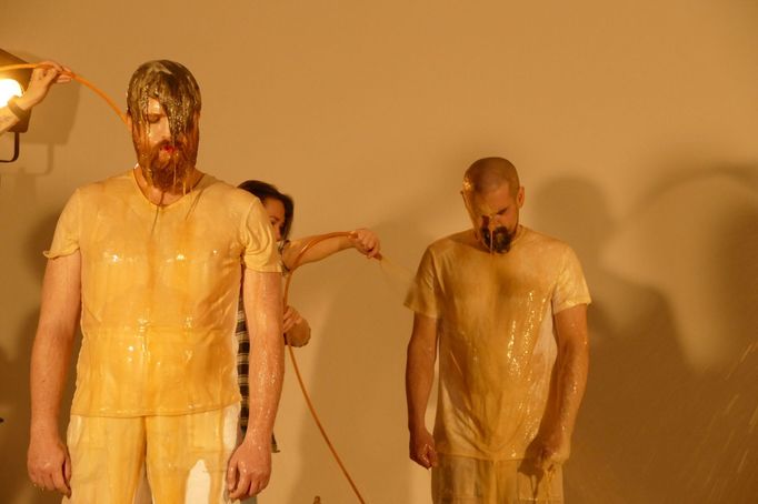 Performance skupiny Rafani v Pražákově paláci.