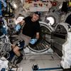 Fotografie z vesmírné Expedice 72, jejímž fotografem je bezmála sedmdesátiletý americký astronaut Donald Pettit.
