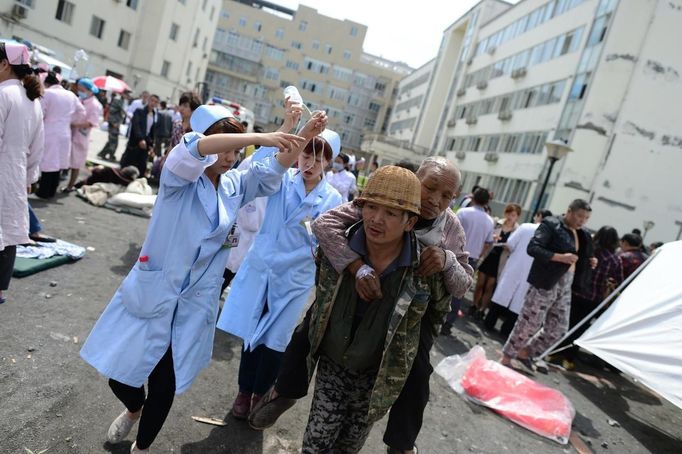 Injured people receive medical treatment at the People's Hospital after a strong magnitude earthquake hit Lushan county, Sichuan province, April 20, 2013, in this picture provided by Xinhua. The earthquake hit on Saturday morning, killing at least 102 people and injuring about 2,200. REUTERS/Xinhua/Jiang Hongjing (CHINA - Tags: DISASTER TPX IMAGES OF THE DAY HEALTH) ATTENTION EDITORS � THIS IMAGE WAS PROVIDED BY A THIRD PARTY. NO SALES. NO ARCHIVES. FOR EDITORIAL USE ONLY. NOT FOR SALE FOR MARKETING OR ADVERTISING CAMPAIGNS. CHINA OUT. NO COMMERCIAL OR EDITORIAL SALES IN CHINA. THIS PICTURE IS DISTRIBUTED EXACTLY AS RECEIVED BY REUTERS, AS A SERVICE TO CLIENTS. YES Published: Dub. 20, 2013, 9:48 dop.