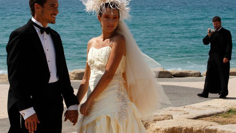 Izraelští návrháři připravili na "svatební den" 9.9.2009 speciální šaty vyrobené skoro celé z toaletního papíru