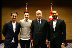 "On není váš prezident." Němečtí fotbalisté Özil a Gündogan se sešli s Erdoganem a způsobili bouři