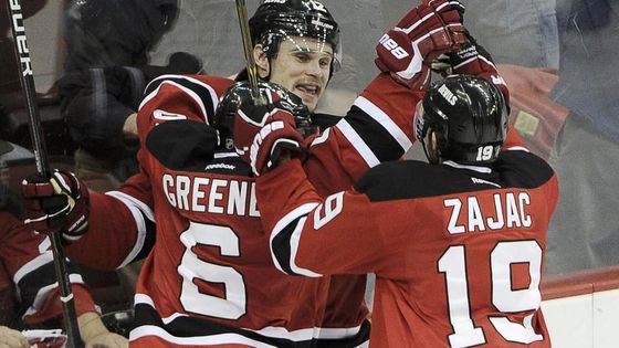 Hráči Devils se radují z gólu ve třetím zápase Stanley Cupu proti Flyers.