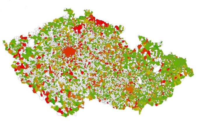 Čím červenější barva, tím přetíženější region. Bílou barvou jsou znázorněné obce, kde není základní škola.