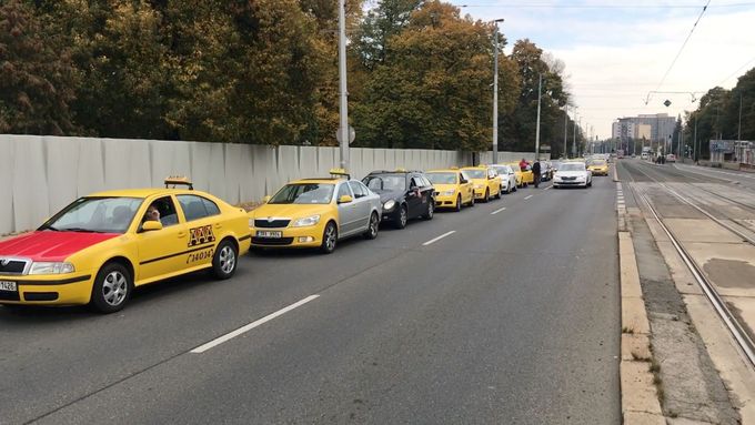 Taxikáři si před protestní jízdou na pražské letiště dali sraz na Evropské ulici.