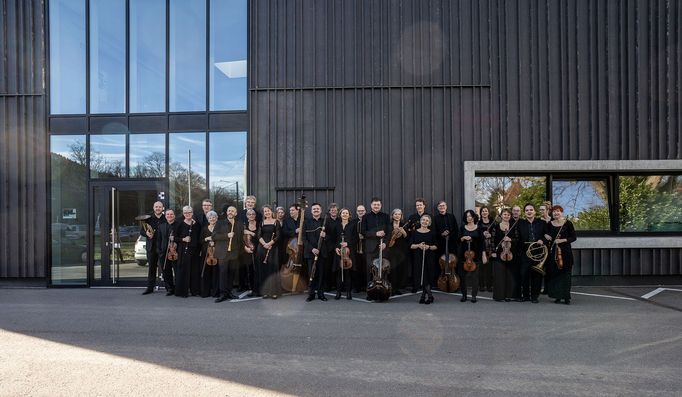 Freiburský barokní orchestr hraje bez dirigenta, řídí ho koncertní mistr.