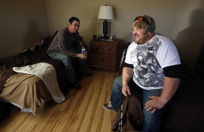 Oil industry workers, Matt Jensen (L) and Chris Skinner relax in their accommodations at a so-called man camp outside Watford, North Dakota, October 20, 2012. Thousands of people have flooded into North Dakota to work in state's oil drilling boom. Picture taken October 20, 2012. REUTERS/Jim Urquhart (UNITED STATES - Tags: ENERGY BUSINESS EMPLOYMENT) Published: Říj. 22, 2012, 1:41 odp.