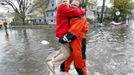 An emergency personnel carries an elderly resident from flood waters brought on by Hurricane Sandy in Little Ferry, New Jersey, October 30, 2012. Millions of people across the eastern United States awoke on Tuesday to scenes of destruction wrought by monster storm Sandy, which knocked out power to huge swathes of the nation's most densely populated region, swamped New York's subway system and submerged streets in Manhattan's financial district. REUTERS/Adam Hunger (UNITED STATES - Tags: DISASTER ENVIRONMENT) Published: Říj. 30, 2012, 4:02 odp.