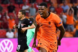 Denzel Dumfries slaví gól Nizozemska v duelu s Rakouskem