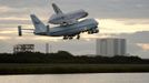 The space shuttle Endeavour leaves Kennedy Space Center for the last time in Florida, morning of September 19, 2012. Endeavour, attached to a NASA modified 747 aircraft, lifts off and will end up at the California Science Center museum where it will be put on display. Endeavour was to leave the space center on September 17 but was delayed because of bad weather between Florida and Texas, where it will make its first stop before heading to California. REUTERS/Michael Brown (UNITED STATES - Tags: SCIENCE TECHNOLOGY TRANSPORT) Published: Zář. 19, 2012, 1:21 odp.