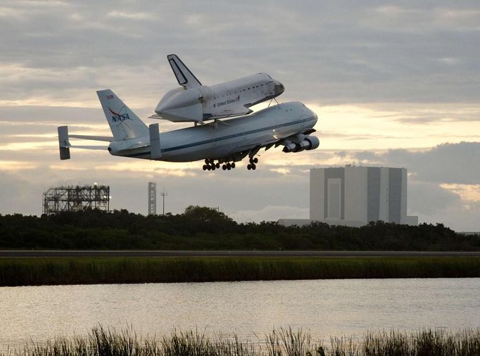 The space shuttle Endeavour leaves Kennedy Space Center for the last time in Florida, morning of September 19, 2012. Endeavour, attached to a NASA modified 747 aircraft, lifts off and will end up at the California Science Center museum where it will be put on display. Endeavour was to leave the space center on September 17 but was delayed because of bad weather between Florida and Texas, where it will make its first stop before heading to California. REUTERS/Michael Brown (UNITED STATES - Tags: SCIENCE TECHNOLOGY TRANSPORT) Published: Zář. 19, 2012, 1:21 odp.