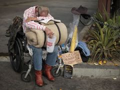 Žebrající bezdomovec v centru Los Angeles, v Kalifornii.