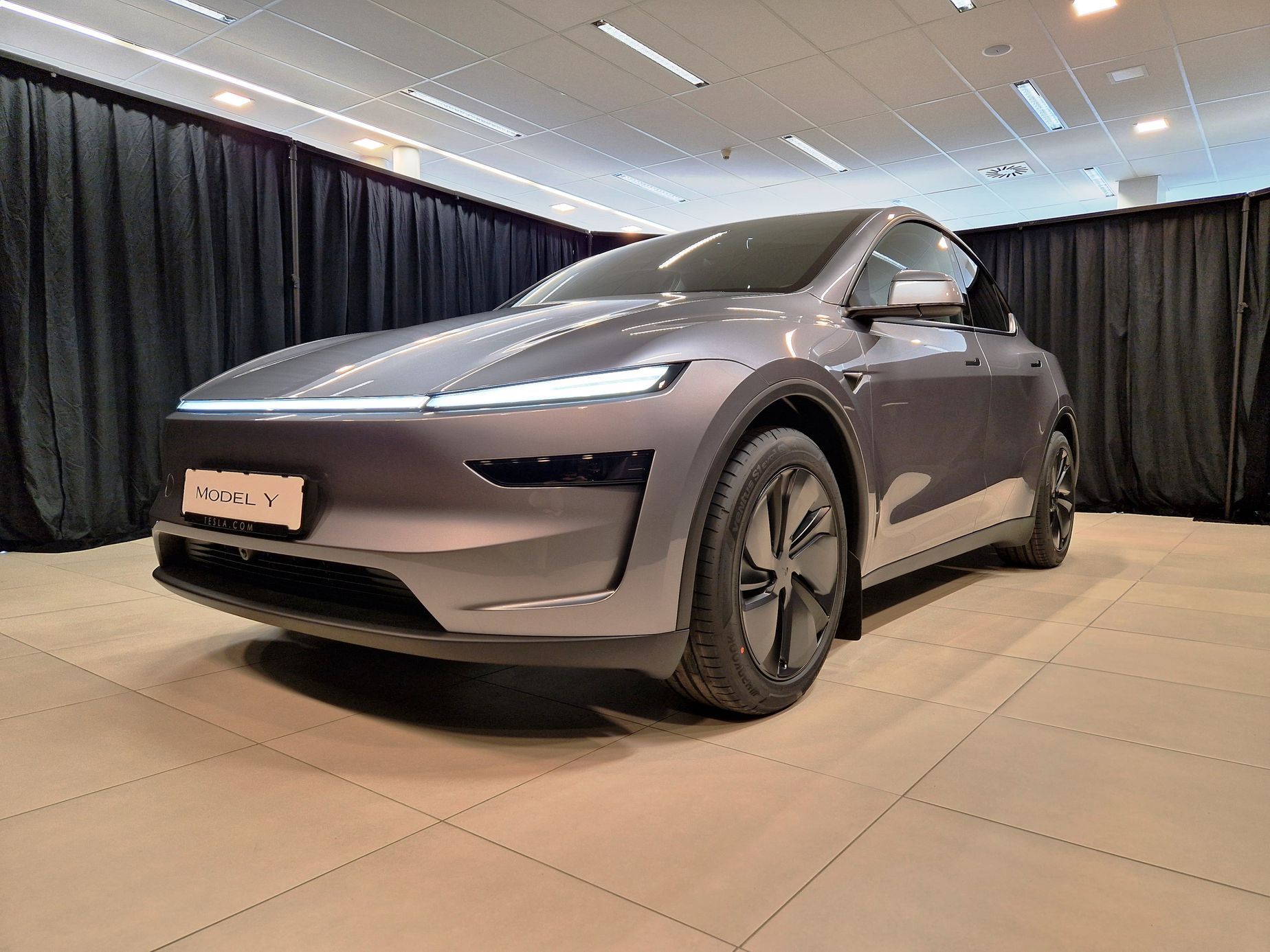 Tesla Model Y Juniper naživo Praha