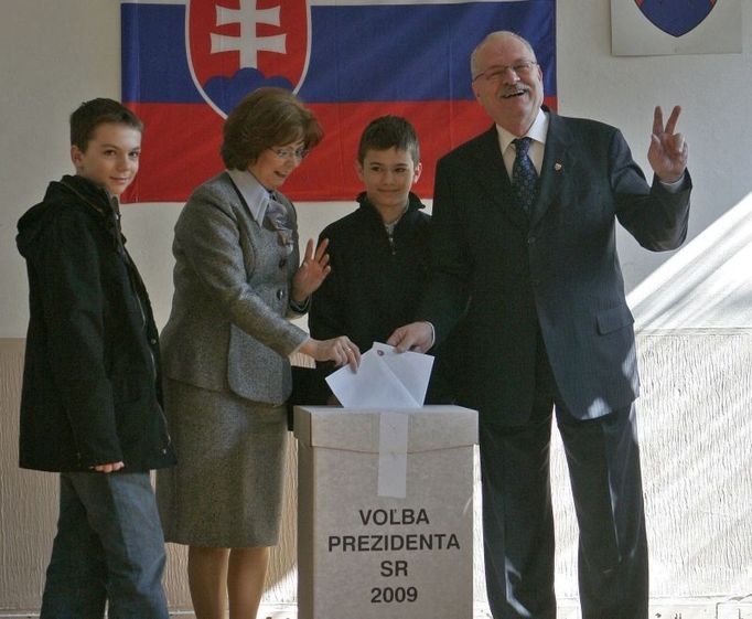 Prezident Ivan Gašparovič volil v Bratislavě. Dorazil s ženou Silvií a vnuky.